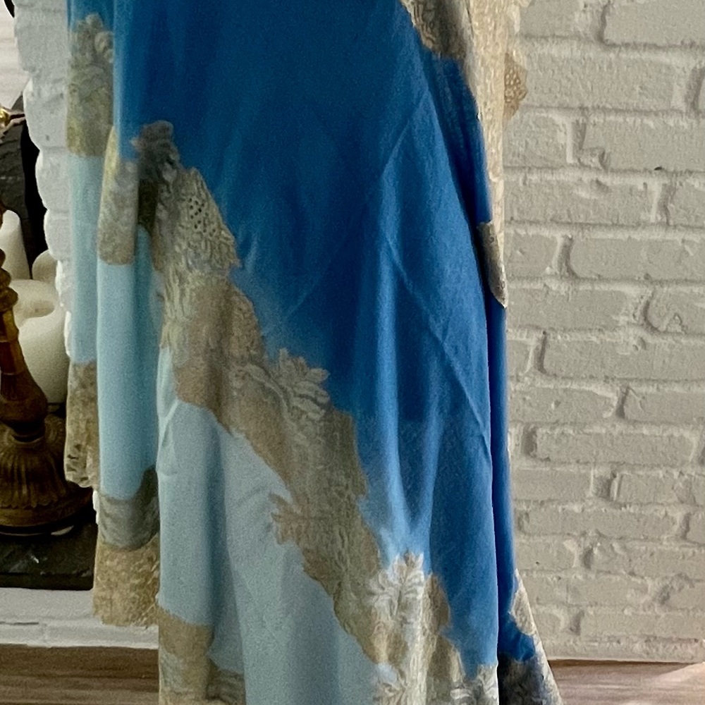 STUNNING 2 SHADES OF BLUE CASHMERE SHAWL WITH SCALLOP EDGED GOLD LACE